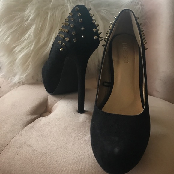 HUGE CLOSET SALE🎉Black platform pumps with spikes - Picture 2 of 8